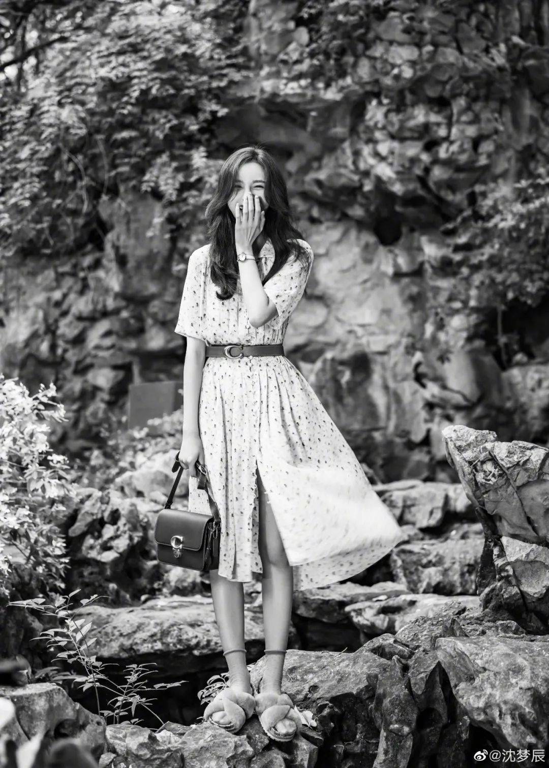 运动鞋|今夏不要总穿运动鞋了,2021流行这几款凉鞋,上脚显瘦显直又显腿长!