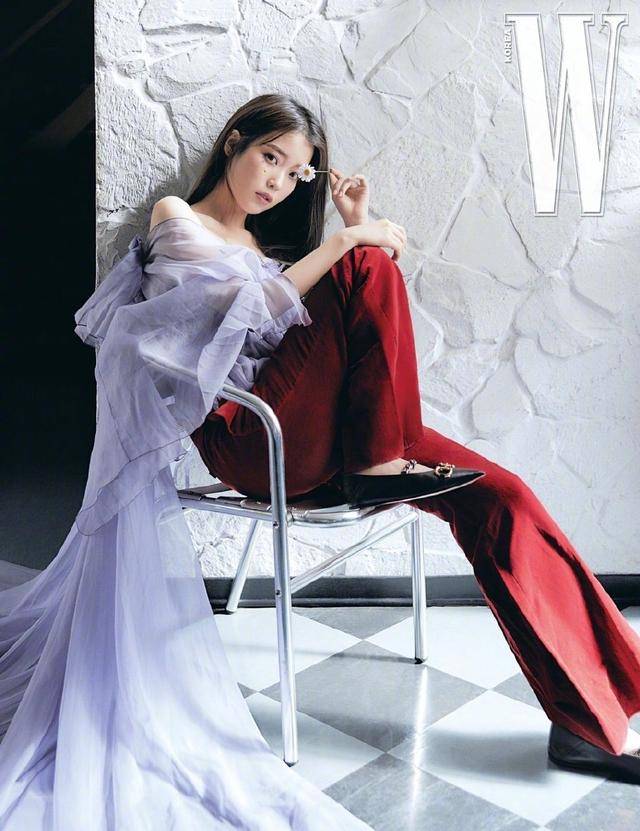 一身|“国民妹妹”IU甜美再现，一身香芋紫连衣裙造型，27岁不失少女感