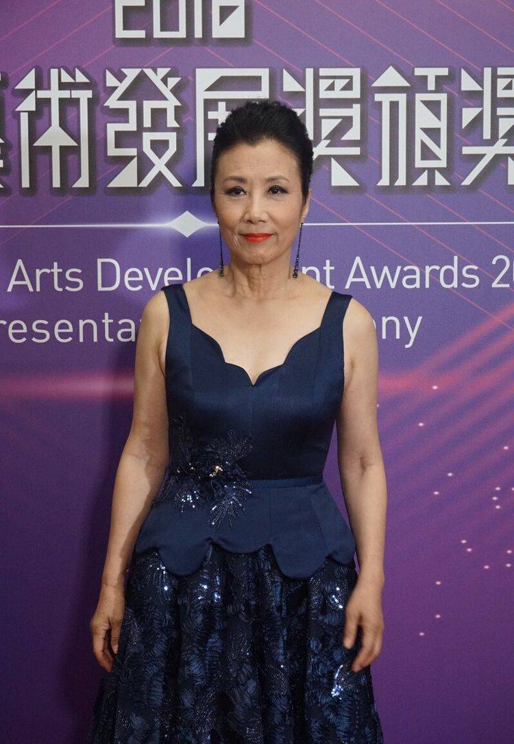 爱美|73岁汪明荃越老越爱美，穿礼服“扮嫩”好洋气，皱纹明显也不怕！