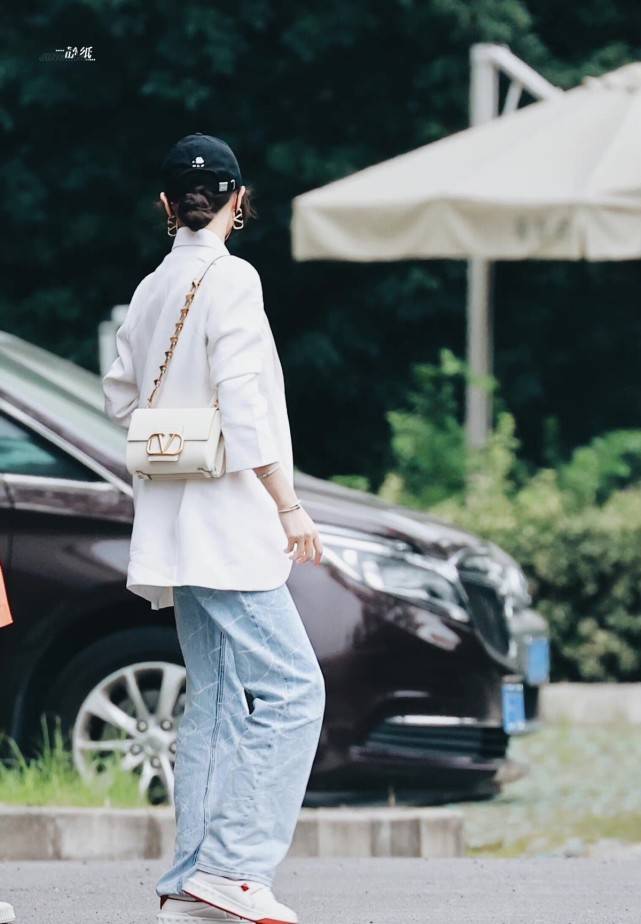 廓形|唐嫣私服要开挂！穿西装长裤学杨幂变潮人，一点不输“央视风”