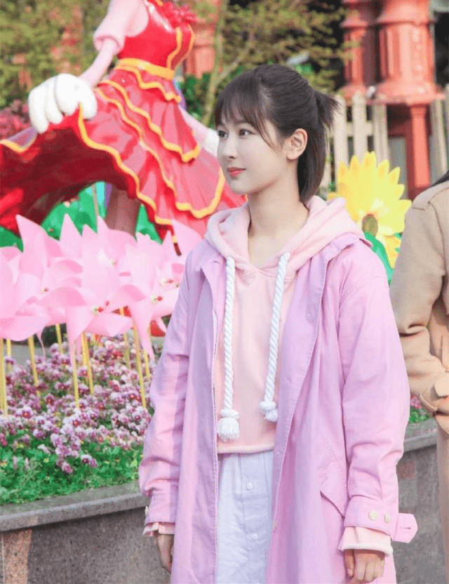 卫衣|左小青强行扮嫩，绑麻花辫配粉卫衣却跑出“大妈味”，全靠气质撑