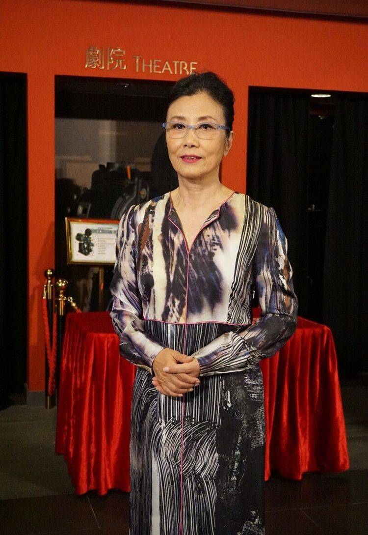 爱美|73岁汪明荃越老越爱美，穿礼服“扮嫩”好洋气，皱纹明显也不怕！