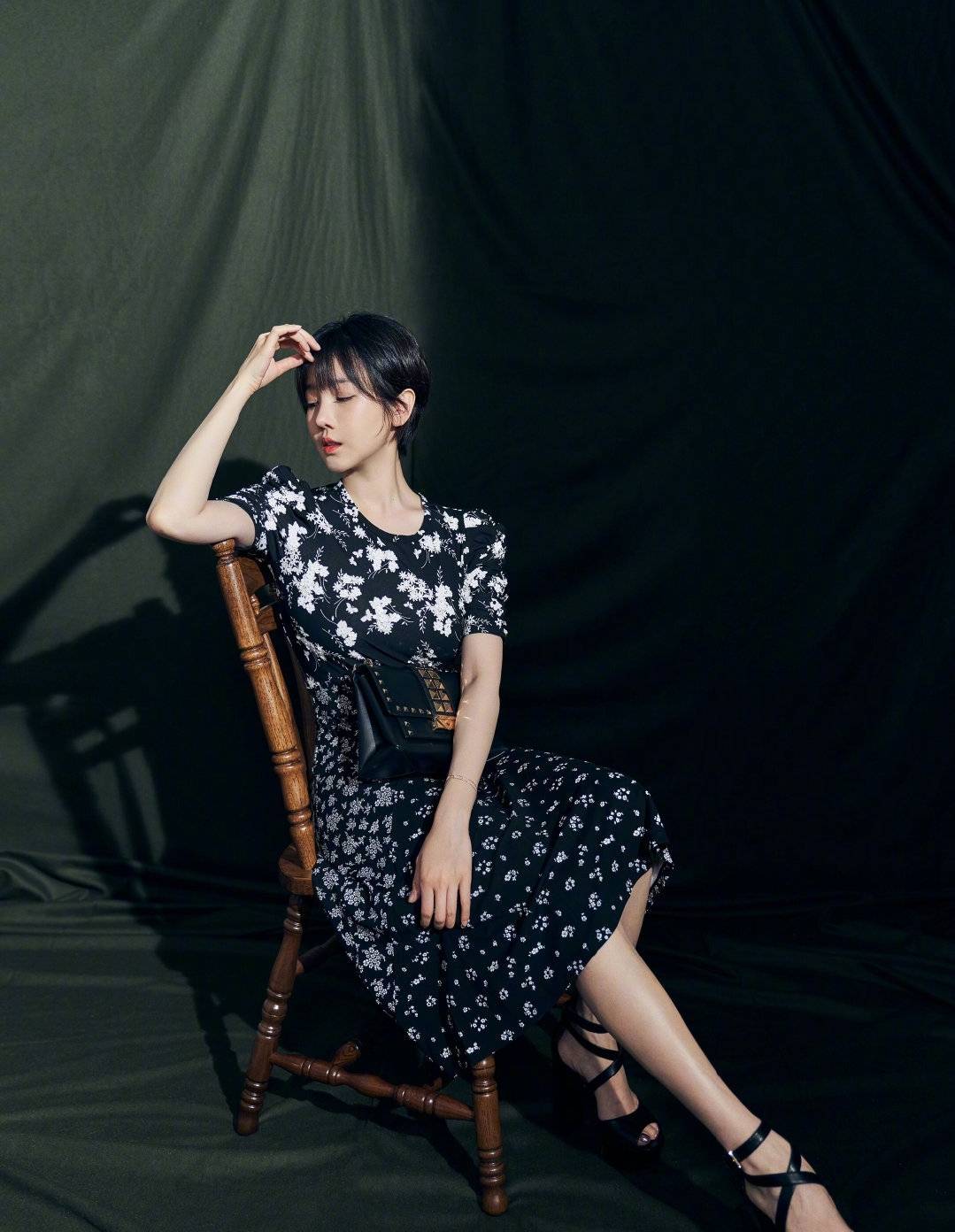 黑色|31岁陈小纭惊艳全场，白雪公主造型又仙又撩，美得不可方物
