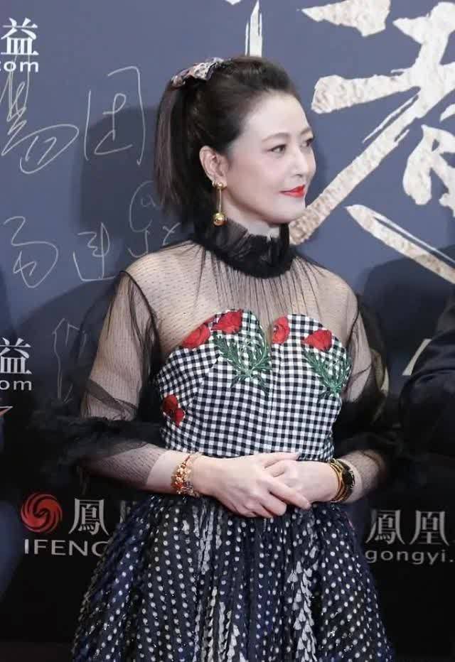 图纹|周海媚不服老，扎高马尾甜美风穿搭扮嫩，看起来不像54岁