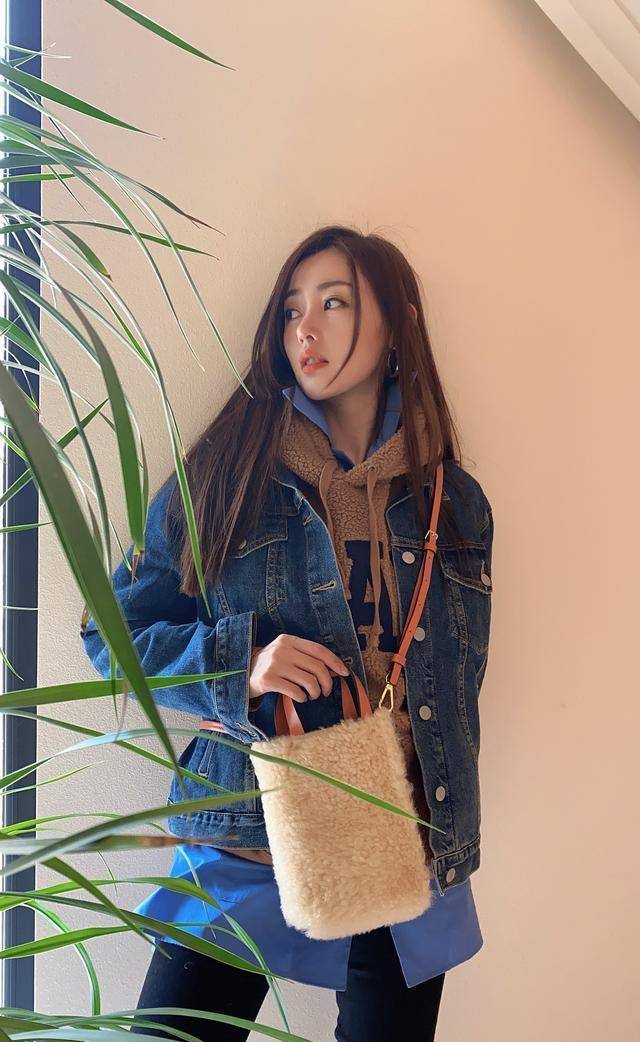 身材|?张天爱的身材真“保鲜”，甜酷风造型好强势，长腿吸睛