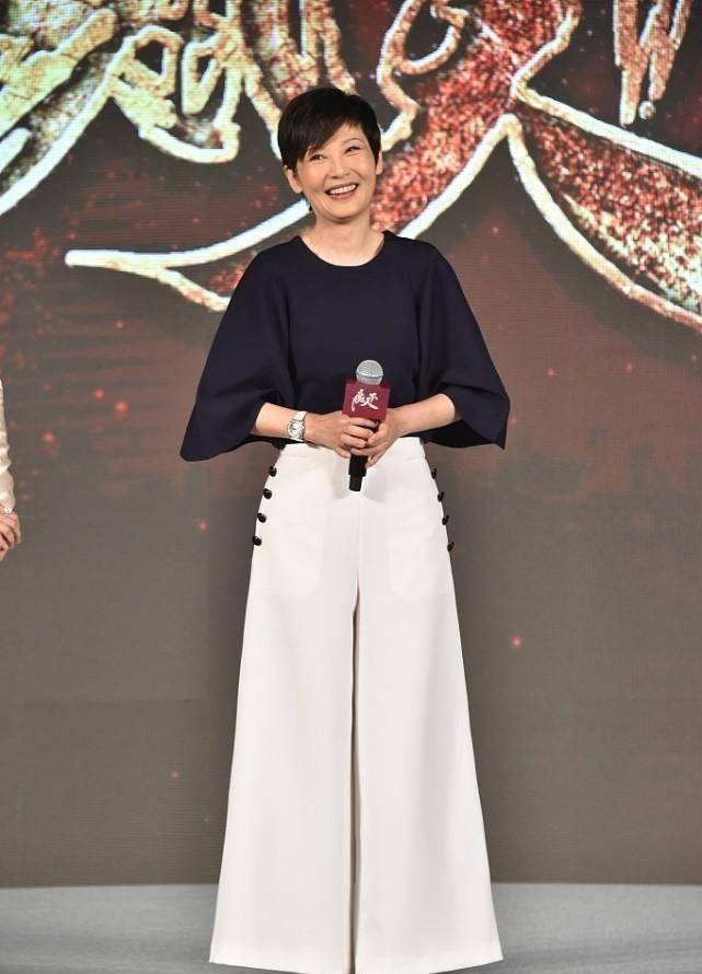 女生|徐帆私下挺随意的，穿豹纹裙配小开衫，中年感挺浓，可身材还不错