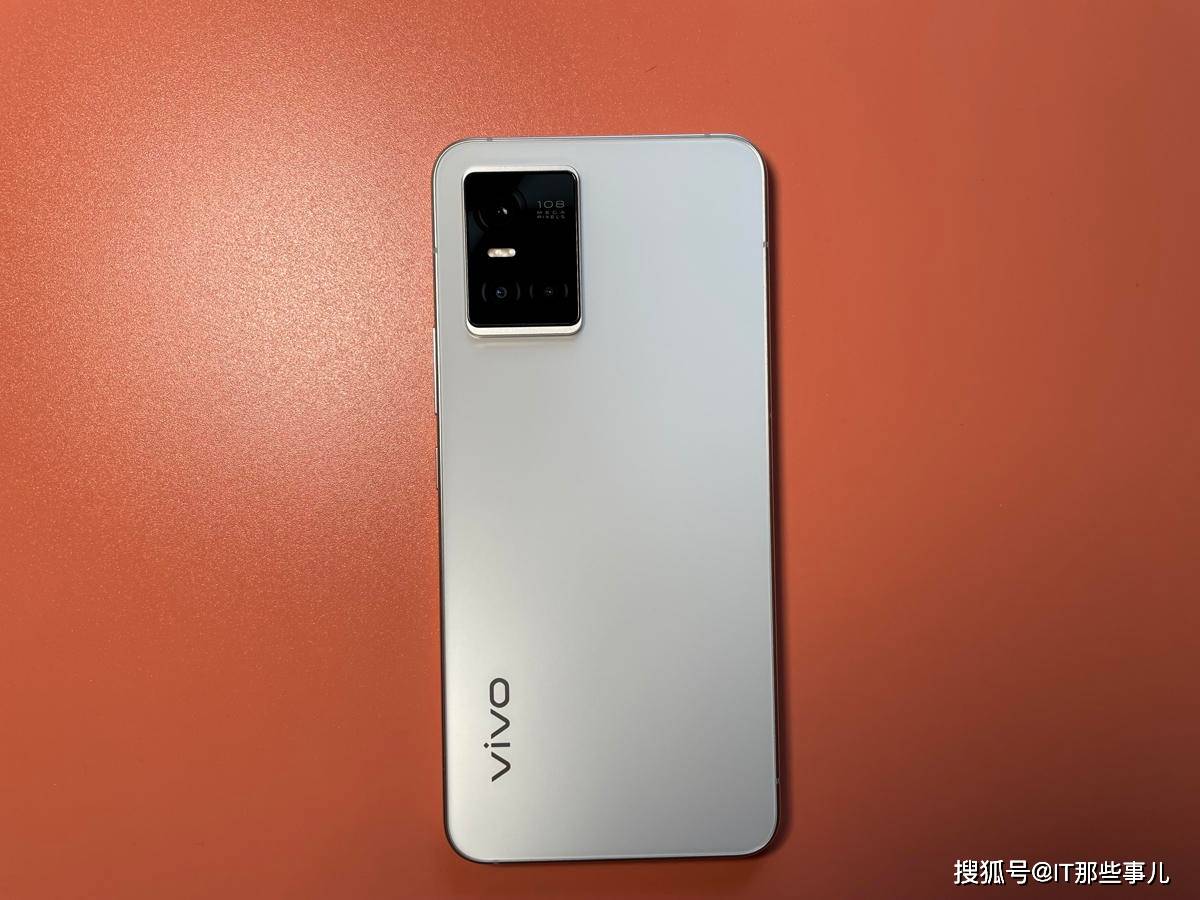 自拍|轻薄机身和1亿像素主摄 拍照和外观全面进化的vivo S10 Pro