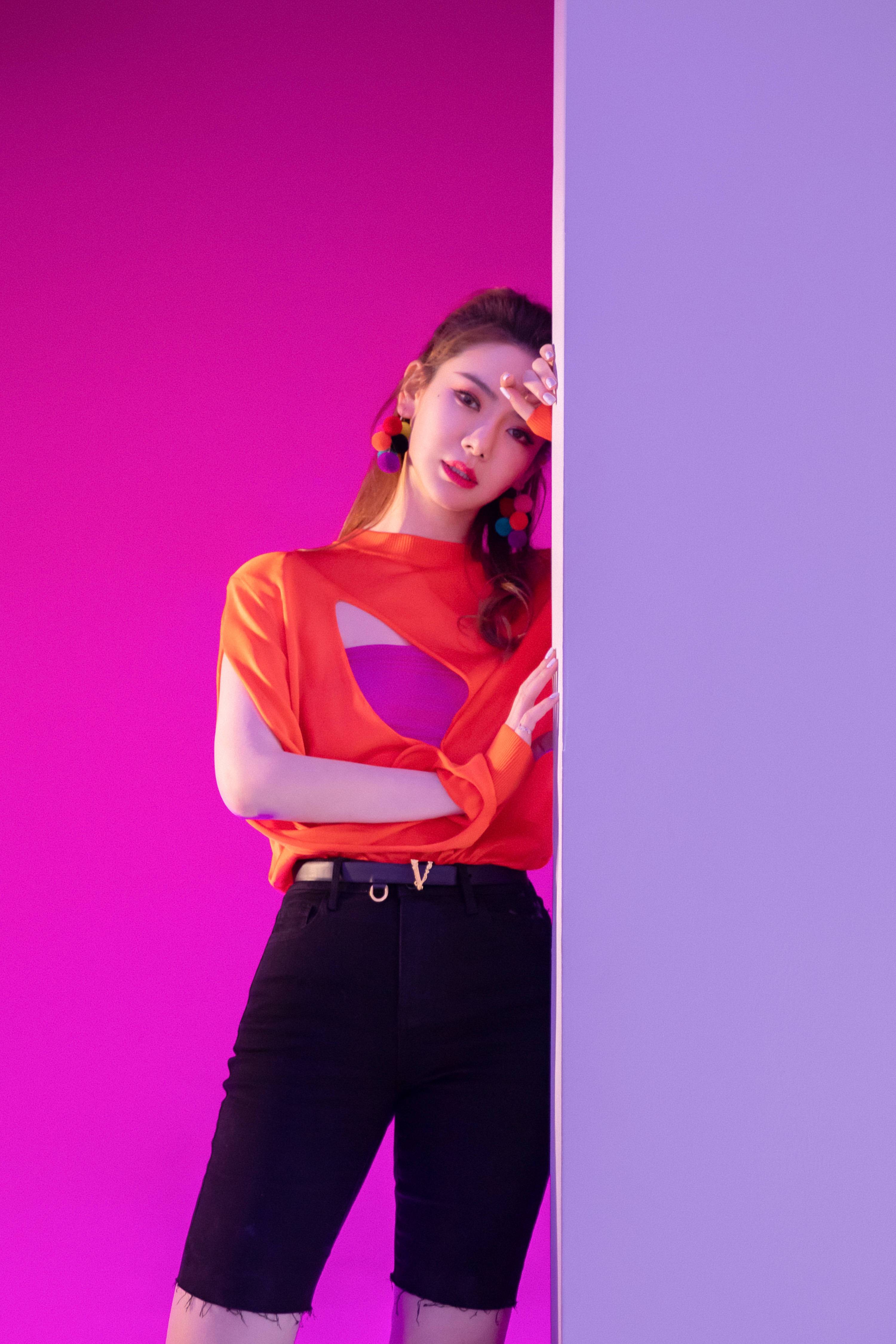 酷酷|35岁戚薇仿佛驻颜，复古黄格子裙身段妖娆，成熟魅惑超撩人！