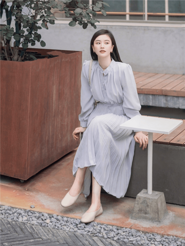 脚踝|今年突然火了一种穿法,叫“脚踝裙+低跟鞋”,优雅时髦还显腿长