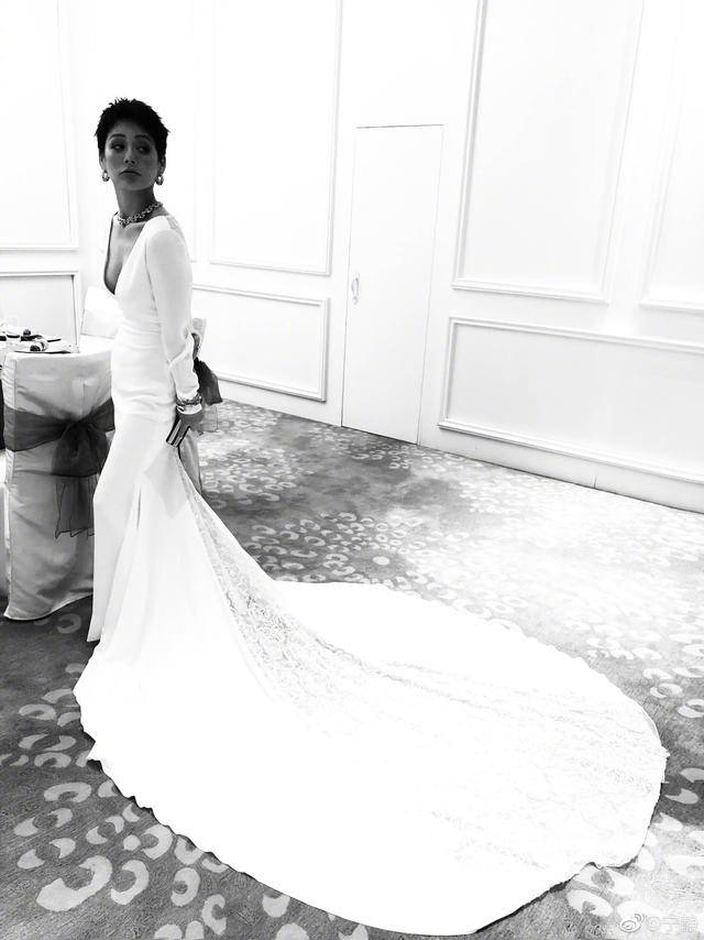 颜也|48岁宁静利落干练,二八分短发+薄荷绿内衬,姐就是这么霸气