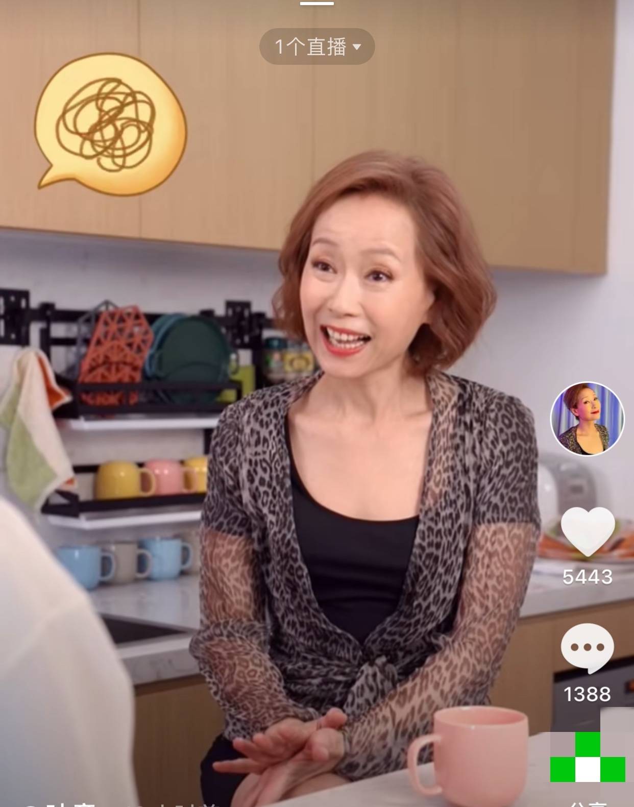 颜色|叶童穿露腰裙，却不敢踩高跟鞋，老就老了嘛就别再装什么阿姨！