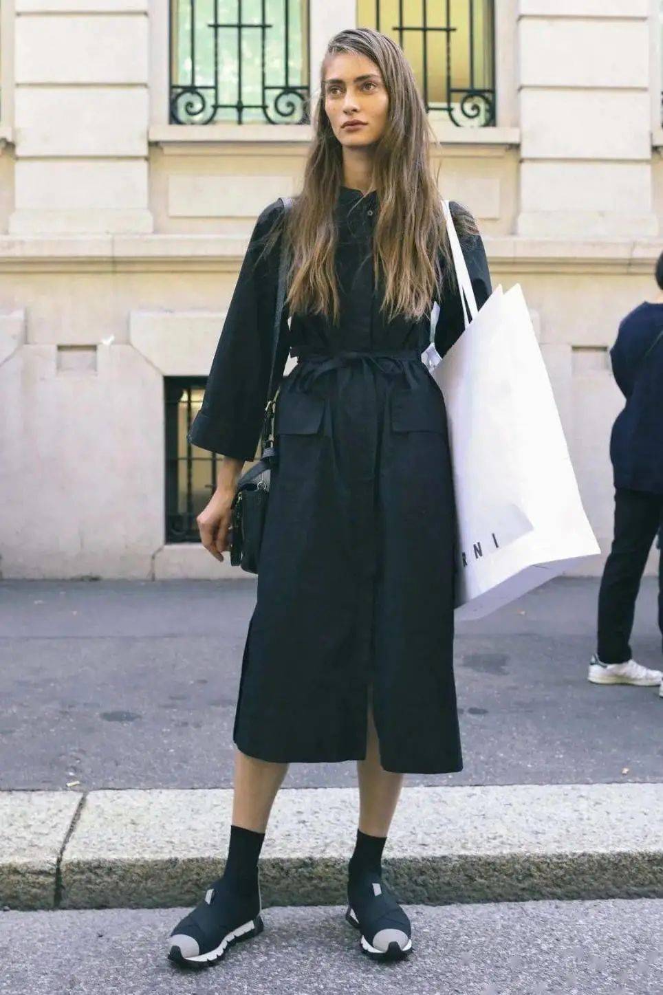 运动鞋|今夏“裙子＋运动鞋”这样穿，真好看！