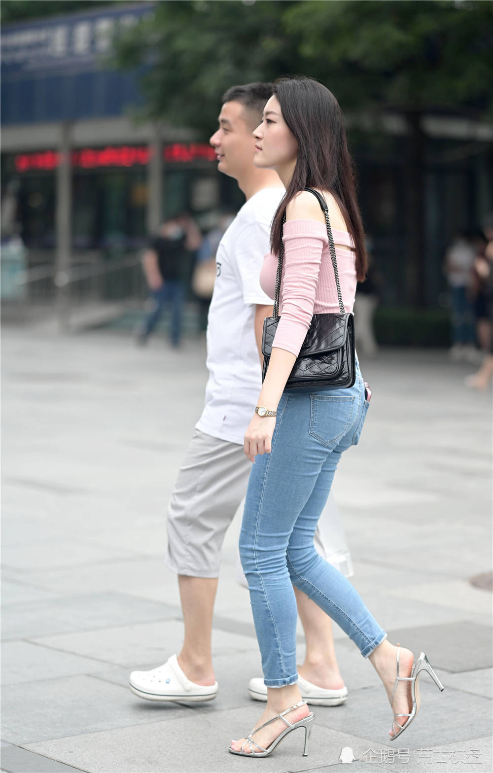 高跟鞋|夏季穿着紧身牛仔裤,身材不好的姑娘真不好搭配,最好搭配高跟鞋