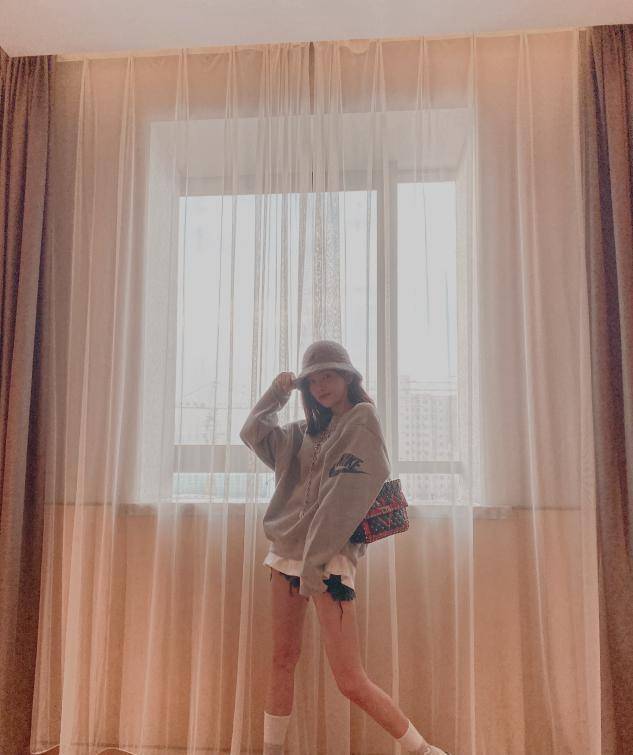 青春|?吴宣仪带火了一种穿法，叫“卫衣+丝袜”，青春时髦中带着潮酷风