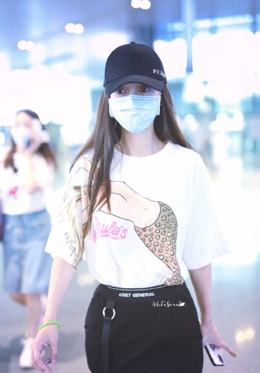 杨颖|31岁杨颖状态真好，穿白色印花T恤现身，这凹凸绝了