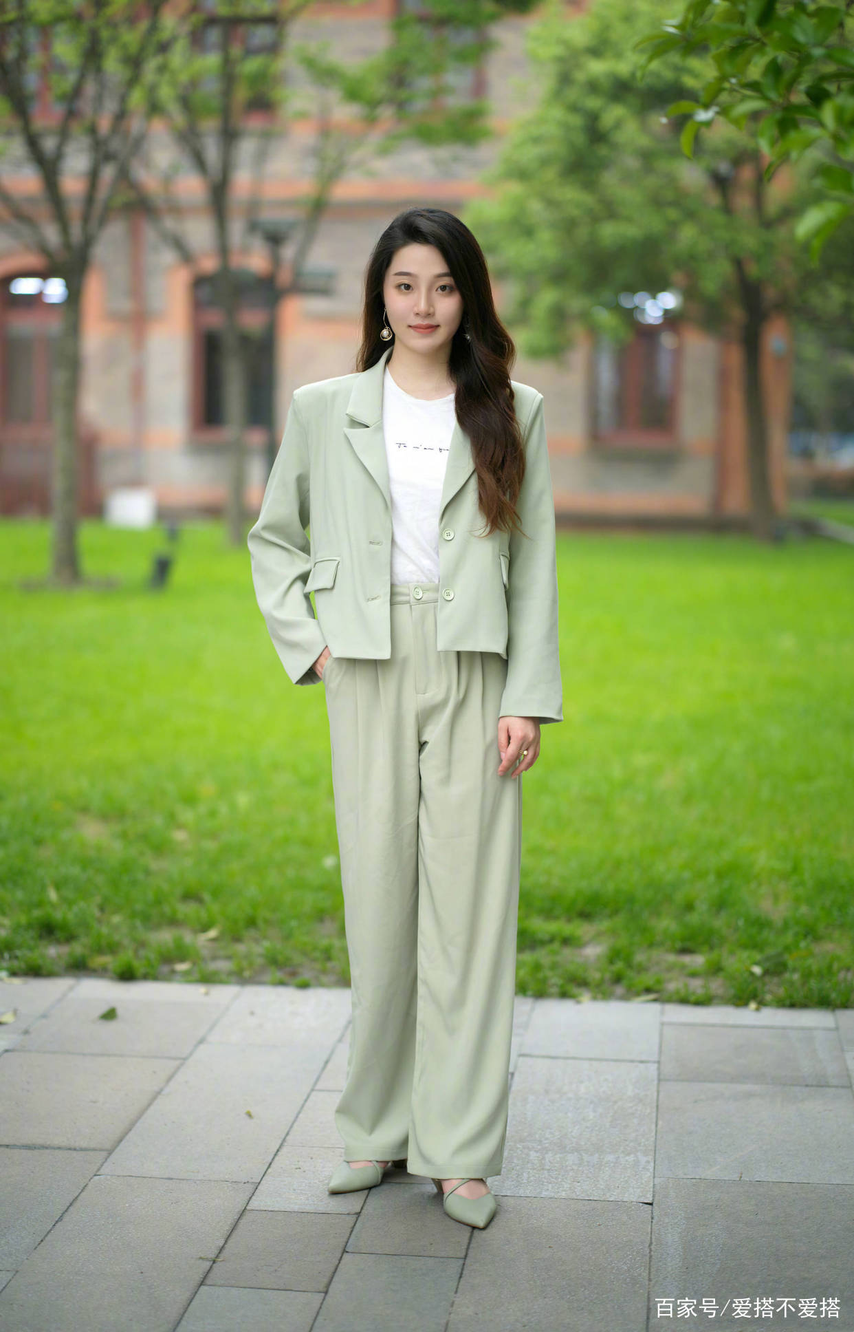 豆沙|告别黑白色，入手这几款“彩色服装”，显白又减龄，适合黑黄皮