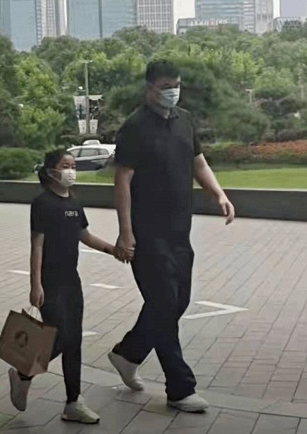 黑色|姚明现身北大心情好！穿安踏力挺国货气场强，“巨人”身高太吸睛