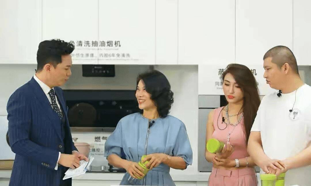 毛衣|67岁董明珠受访打扮酷帅，穿高领毛衣配皮马甲，一把年纪不服老紧随潮流