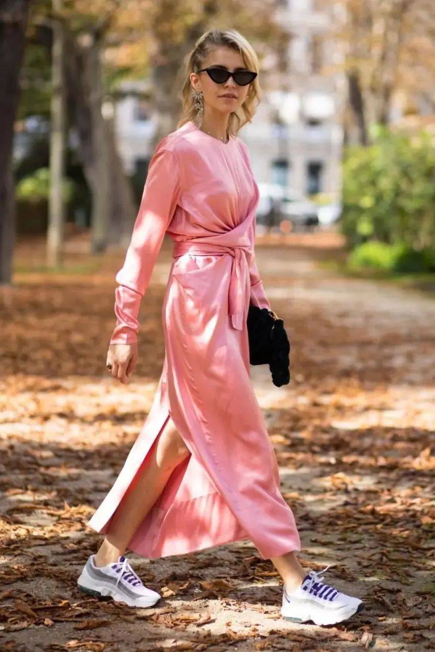 小白|今夏“裙子+运动鞋”这样穿,就是美得不一样!