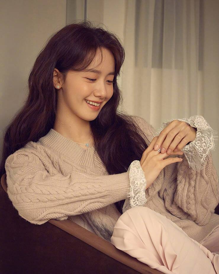 颜色|31岁林允儿居家女友大片来袭，穿针织毛衣温婉动人，太惊艳了