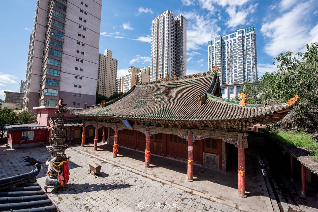 500多年的西宁文庙，曾经人气兴旺，如今和市场连成一片冷冷清清