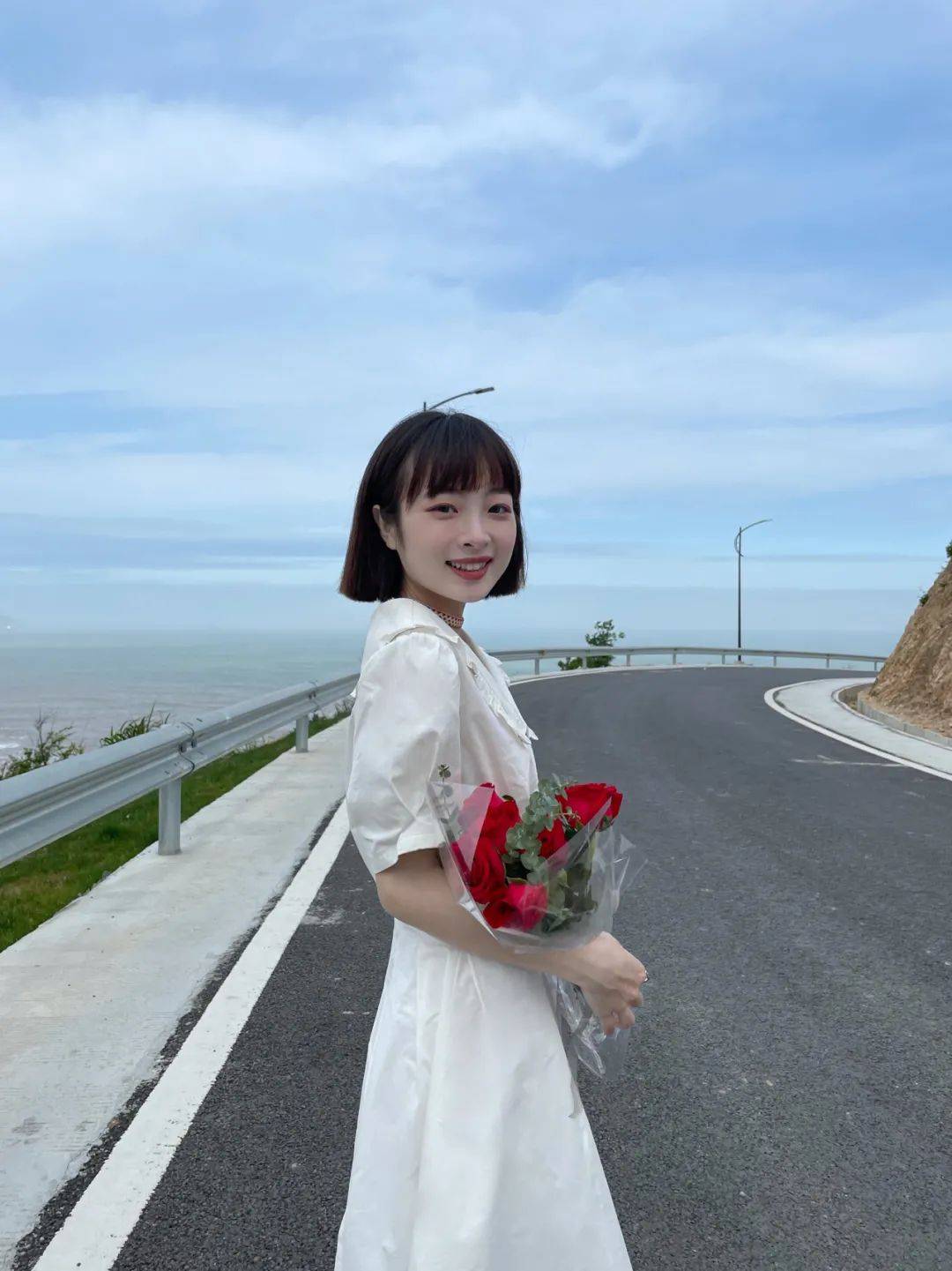 小个子|今夏忘了高跟鞋吧！小个子女生穿“连衣裙＋平底鞋”，上身好看到报警！