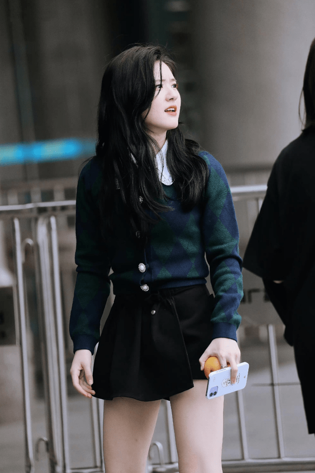 短裙|赵露思的甜度一直都挺“超标”，穿奶奶衫配短裙，笑容甜美超可爱