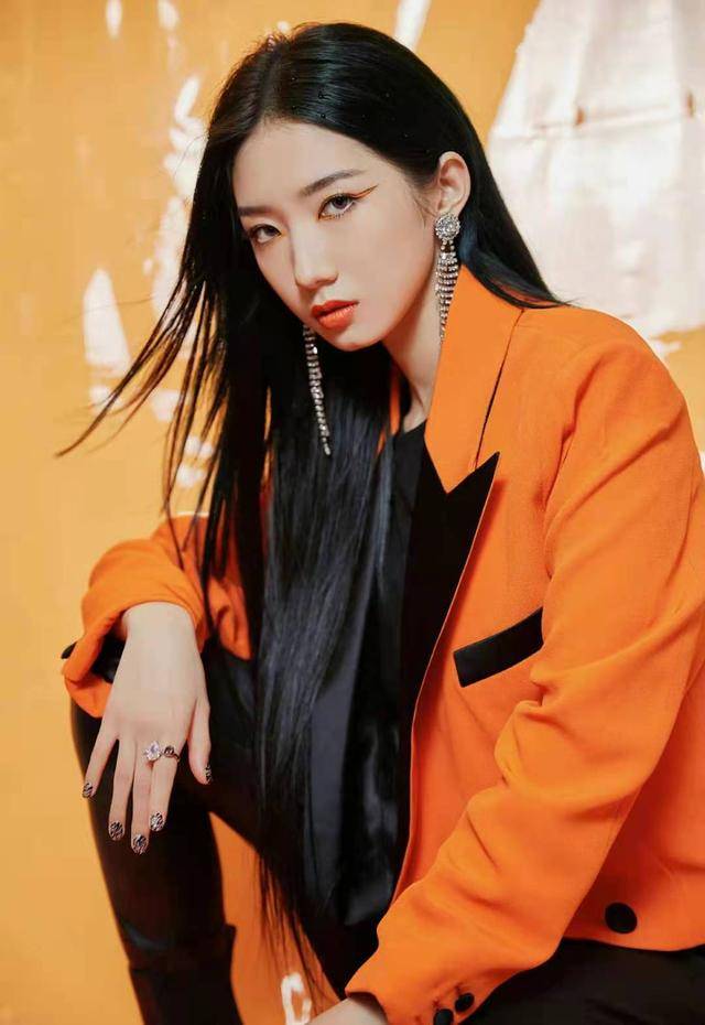 阳光|孟美岐的时尚感真是不一般,穿橘黄色外套阳光自信,活力满满