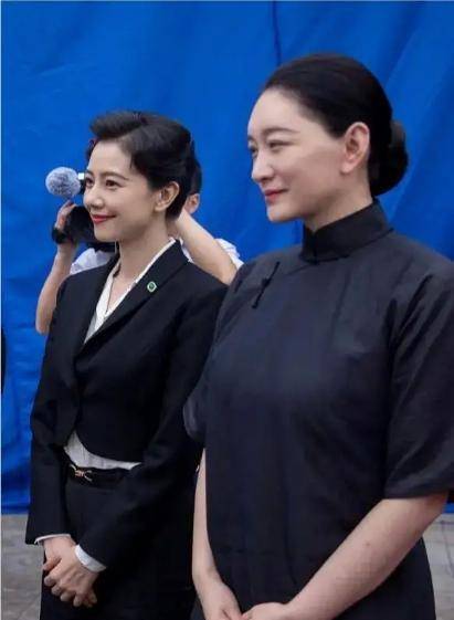 显得|高圆圆高调拍戏！穿小西装梳大背头有皱纹也美丽，李小冉却大翻车