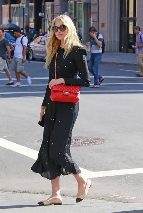 穆勒|别总穿高跟鞋啦！连衣裙＋平底鞋＝春季最简约大气的混搭cp！