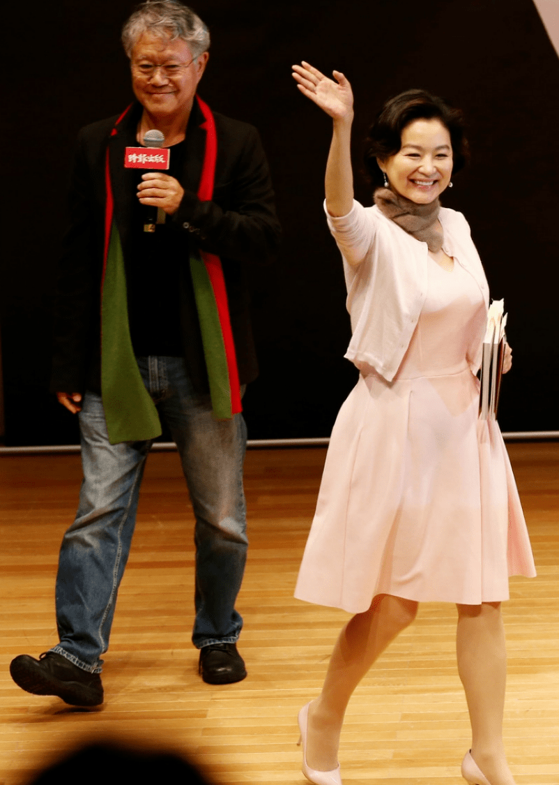 黑色|65岁林青霞真会“扮嫩”，穿粉色连衣裙配针织开衫，年轻20岁不止