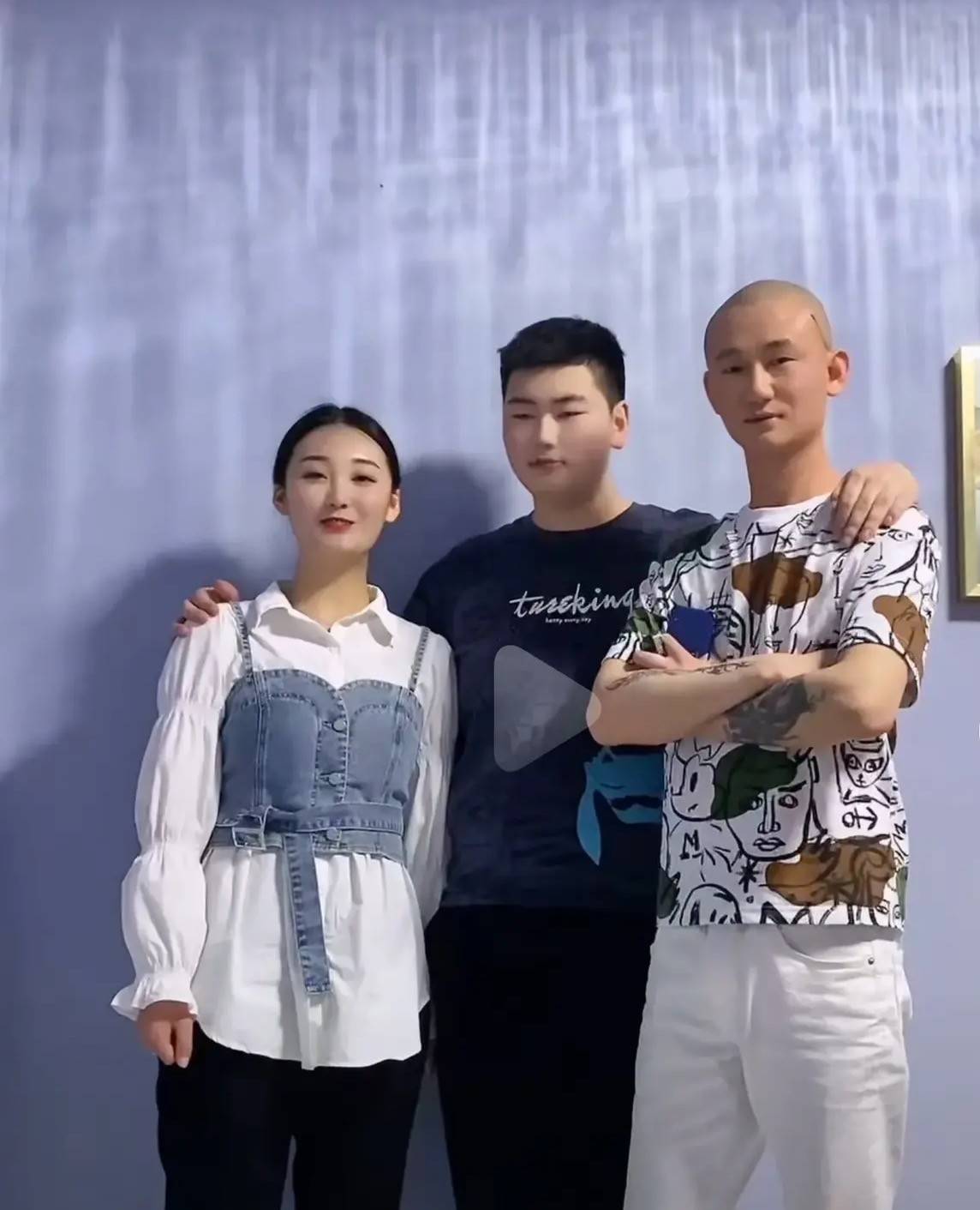 休闲风|大衣哥儿媳变成熟！穿衬衫搭牛仔吊带太时髦，踩高跟鞋太像女强人