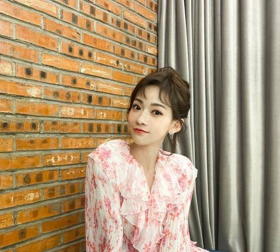 吴敬言|吴谨言穿短裙，终于不再“骨架腿”，长胖后美多了