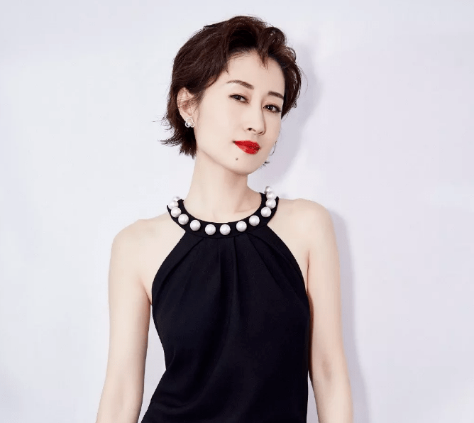 短发|中年女星红毯图鉴：52岁陶红性感敢穿，吴越短发温柔，陈数女王范