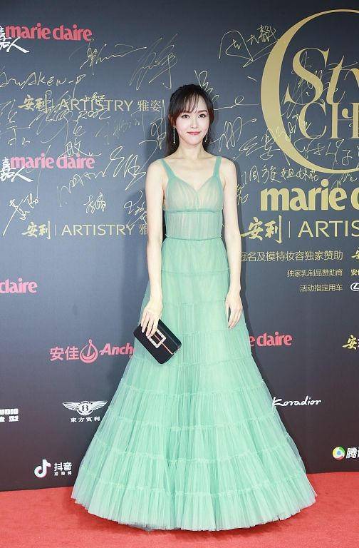 鱼尾|唐嫣头戴王冠好贵气,穿鱼尾裙展现身材曲线,有种说不出的高级感