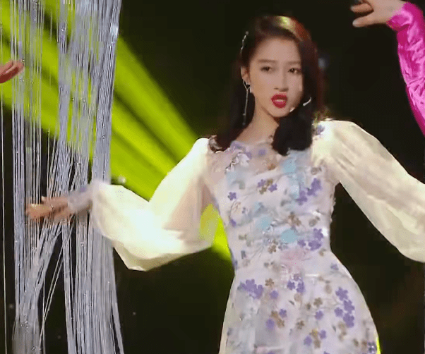 运动鞋|关晓彤首次和华晨宇跳舞，她脚上的白色运动鞋，是对哥哥的尊重