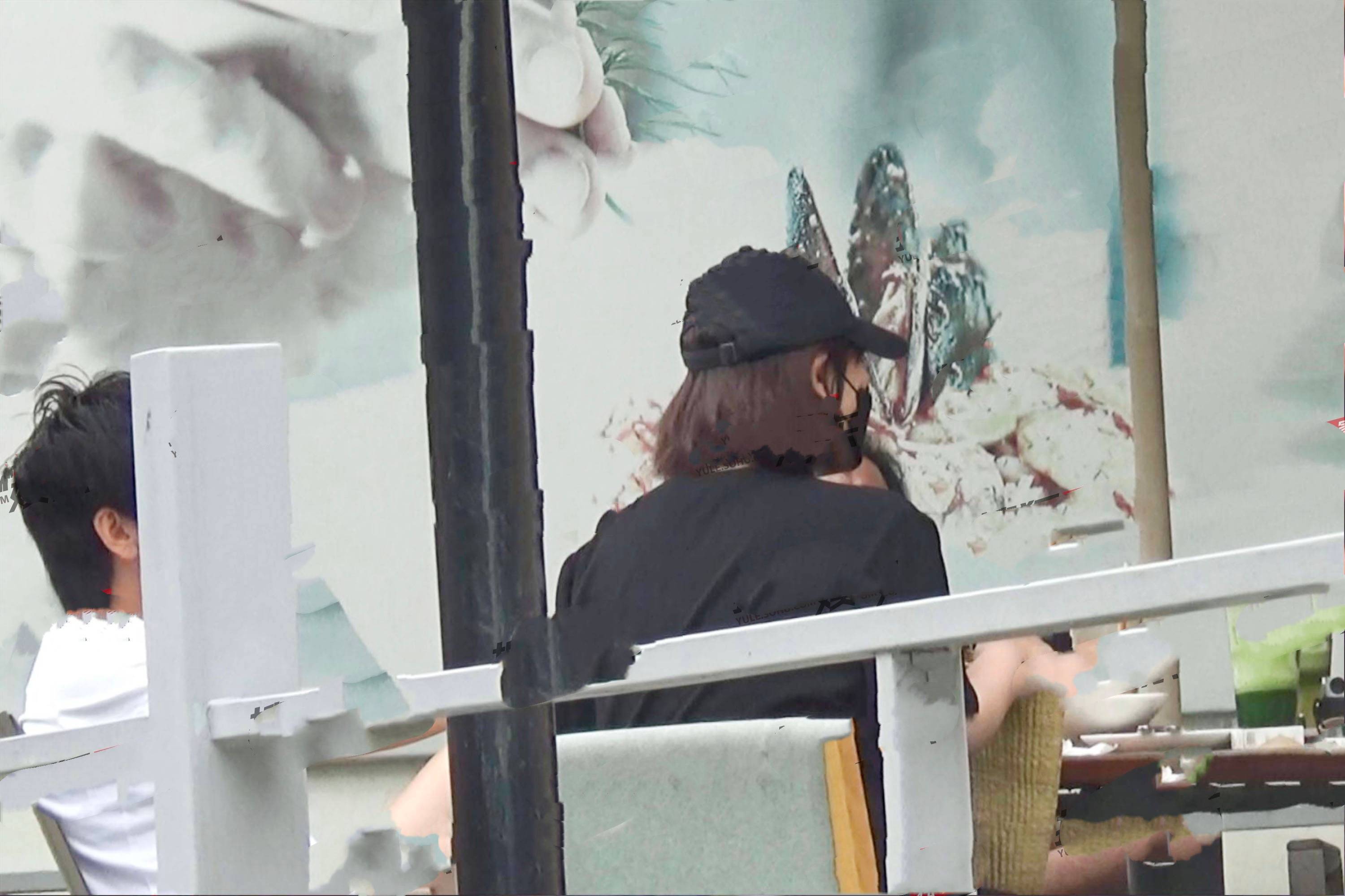 张哲轩|马思纯张哲轩再被拍，挽手出行像连体婴儿，开车回家似同居