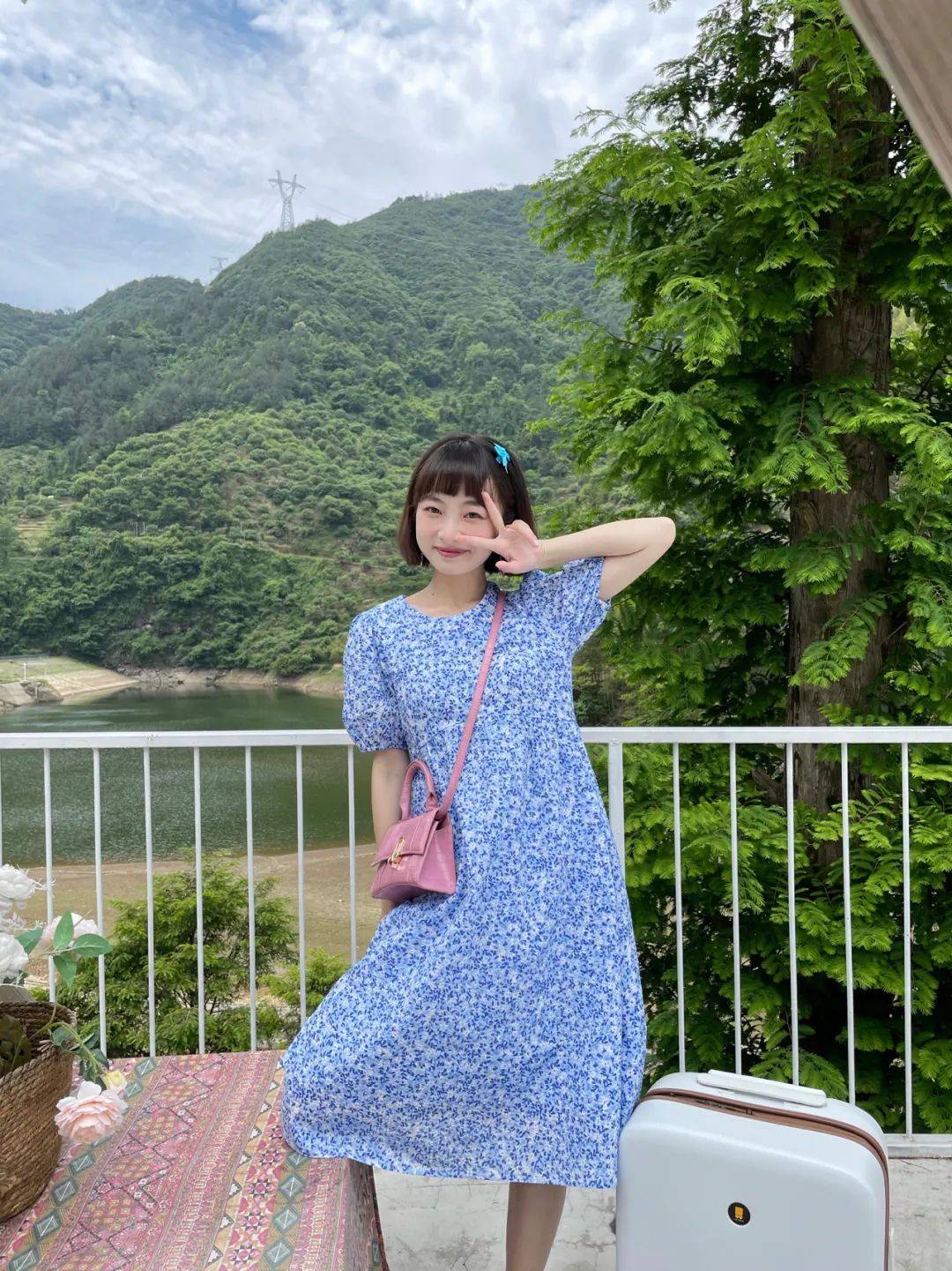 小个子|今夏忘了高跟鞋吧！小个子女生穿“连衣裙＋平底鞋”，上身好看到报警！
