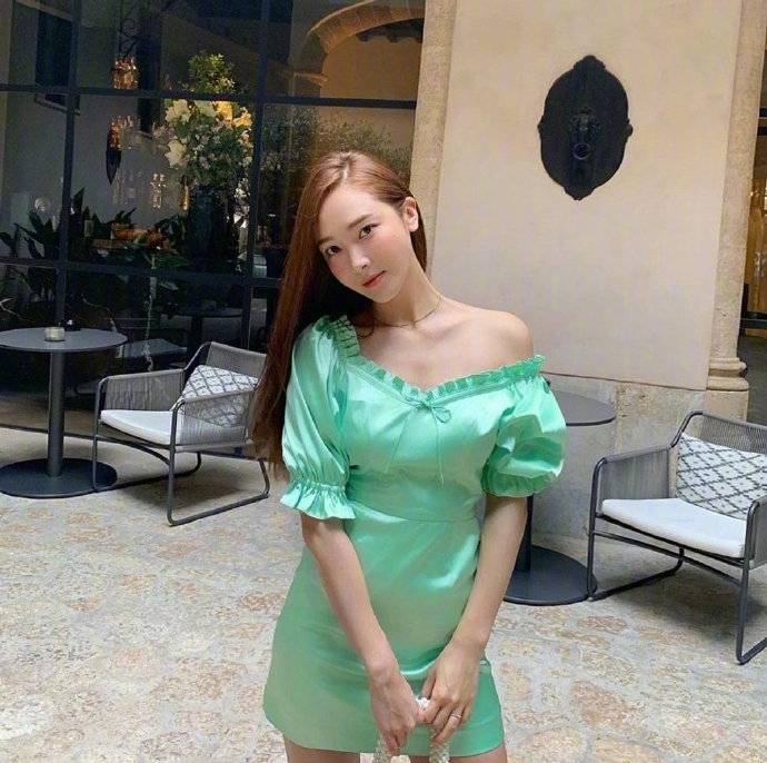 郑秀妍|31岁郑秀妍越来越迷人，穿条纹吊带上衣秀直角肩，高级又减龄