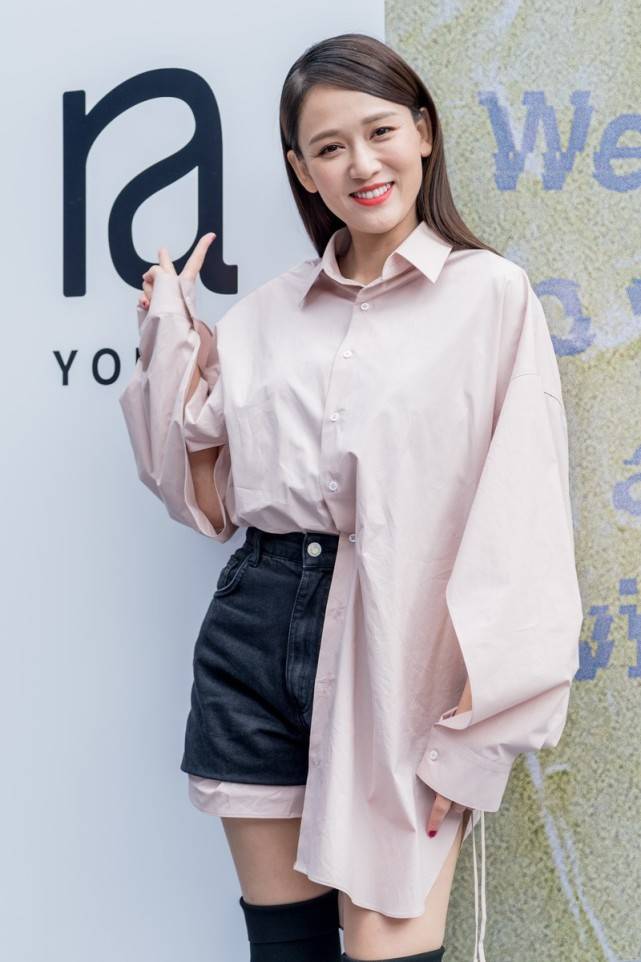 个性|陈乔恩难怪能迷住小9岁的艾伦，穿男友风衬衫硬塞超短裤，真够潮？