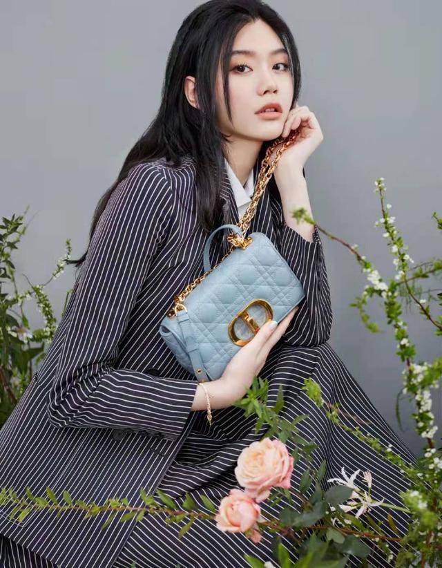 样式|Baby颜值嫩回巅峰期！穿印花裙涂大红唇好有混血感，比景甜还要漂亮