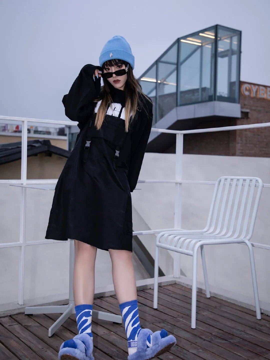 运动鞋|今夏不要总穿运动鞋了,2021流行这几款凉鞋,上脚显瘦显直又显腿长!