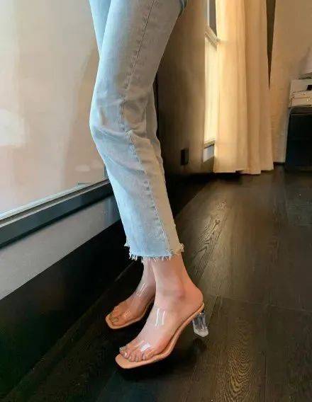 运动鞋|今夏不要总穿运动鞋了,2021流行这几款凉鞋,上脚显瘦显直又显腿长!