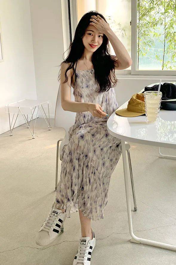 小白|今夏“裙子＋运动鞋”这样穿，就是美得不一样！