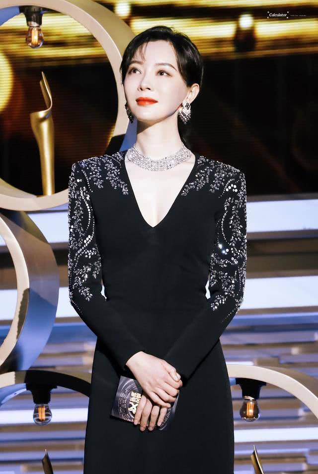 黑色|43岁陈数才是“妖精”，穿蓝色包臀裙优雅高级，不扮嫩也美成焦点
