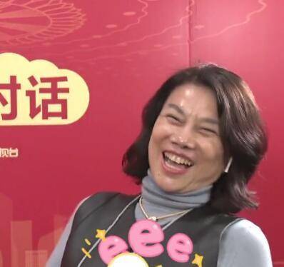 毛衣|67岁董明珠受访打扮酷帅，穿高领毛衣配皮马甲，一把年纪不服老紧随潮流