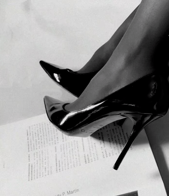 设计|快看看!谁还没几双美到爆一上脚就呲牙咧嘴的高!跟!鞋!