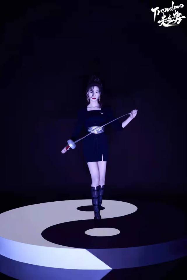 金色|奥运冠军孙一文明星脸火出圈！新大片穿黑金斗篷变侠女，身材绝了