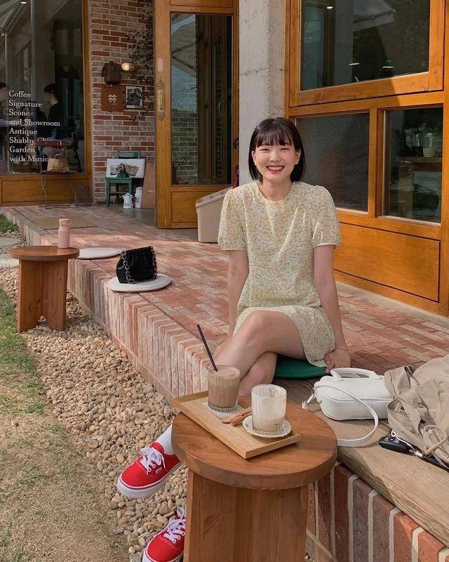 设计|“碎花裙＋运动鞋”才是夏日标配，照着穿回头率超高、拍照超上镜