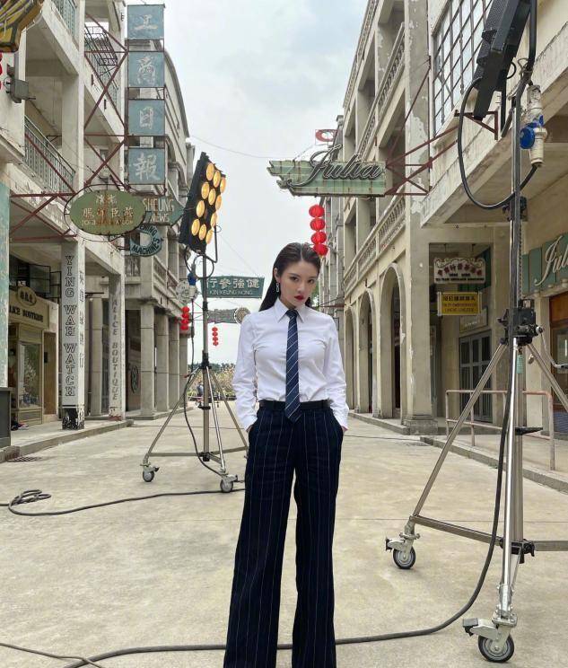 大腿|?徐冬冬晒最新写真,裙子短到大腿根,配黑色皮衣又酷又惹眼